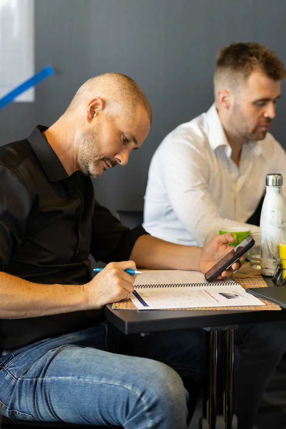 Deux entrepreneurs travaillent leur plan 90 jours au CroissanceCLUB