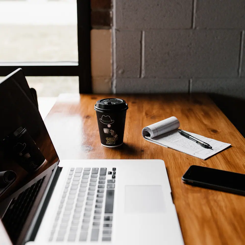 Ordinateur portable prêt pour un webinaire sur Zoom