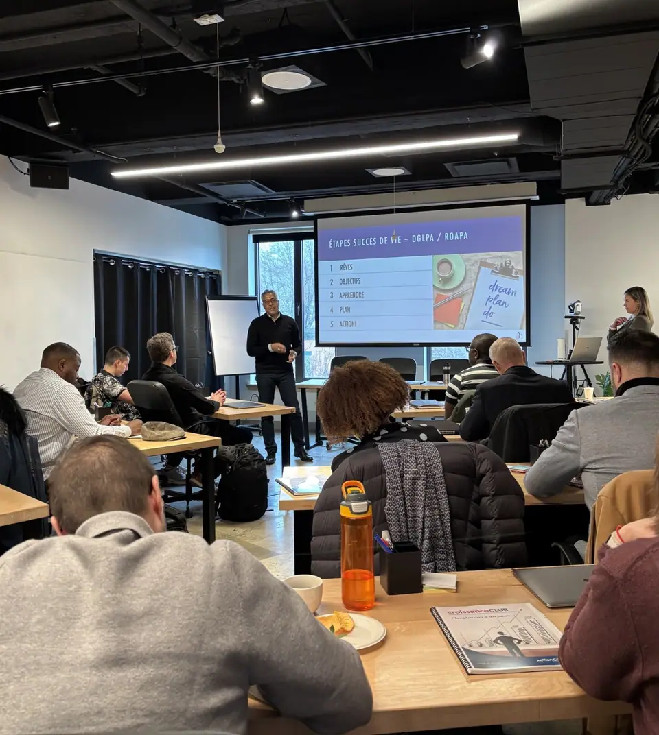 Une formation ActionCOACH devant une salle de participants