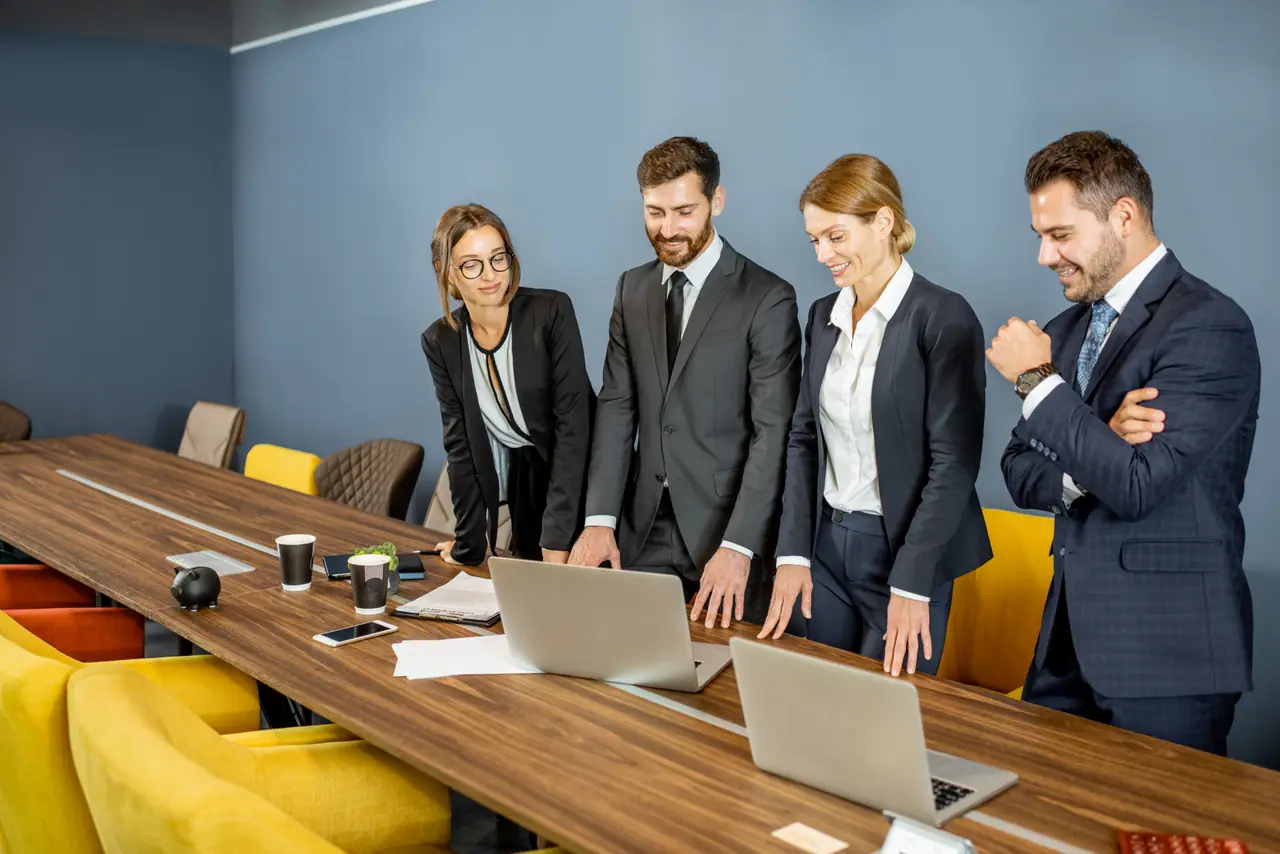 Des dirigeants autour d’une table de travail pendant une retraite stratégique