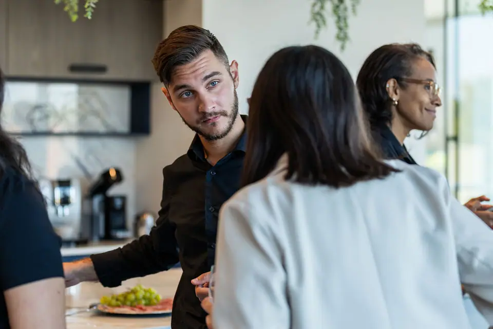 Discussion entre entrepreneurs pendant le 5 à 7 Réseautage
