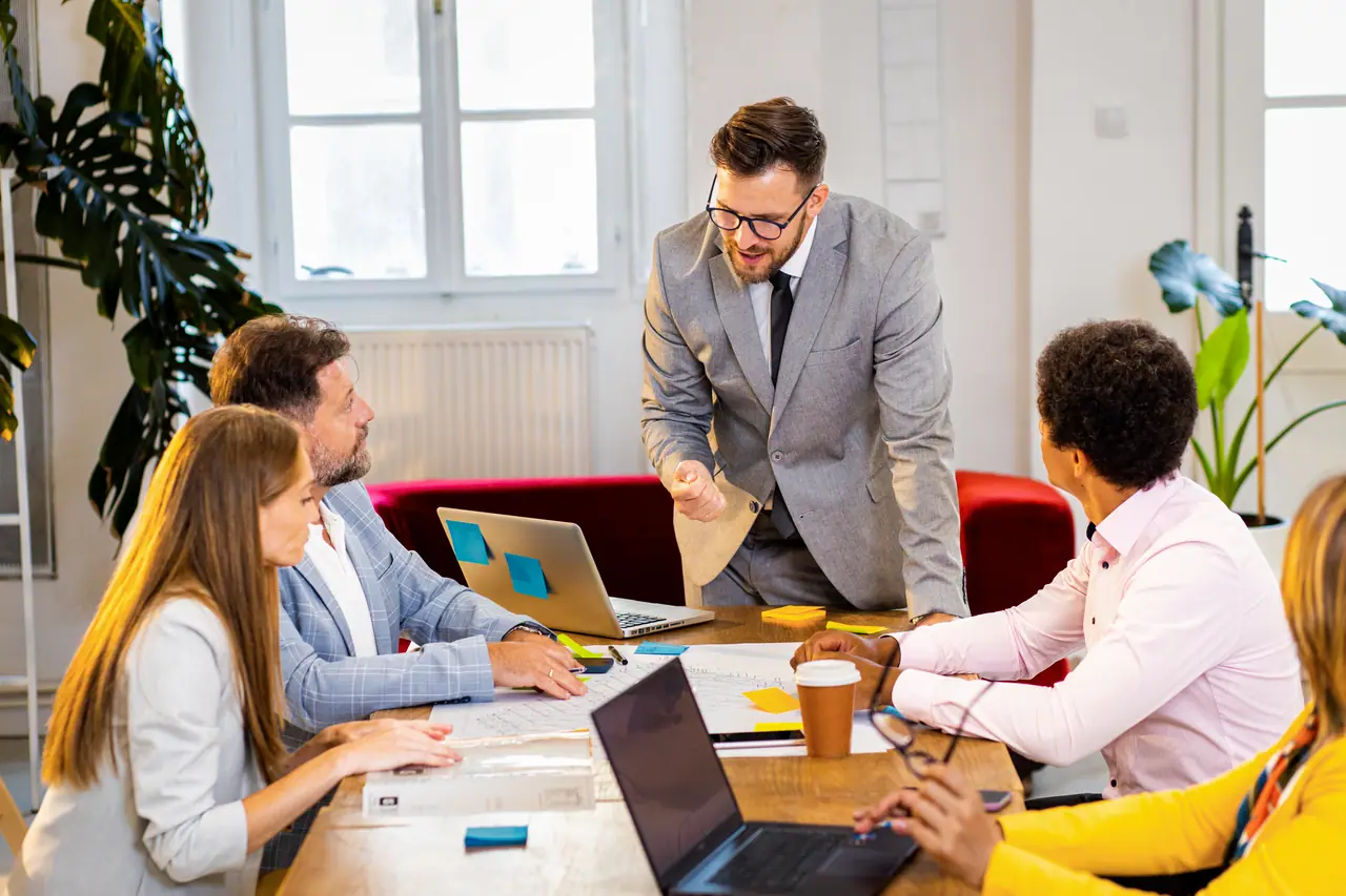 Un coach d’affaires accompagne des entrepreneurs pendant une formation