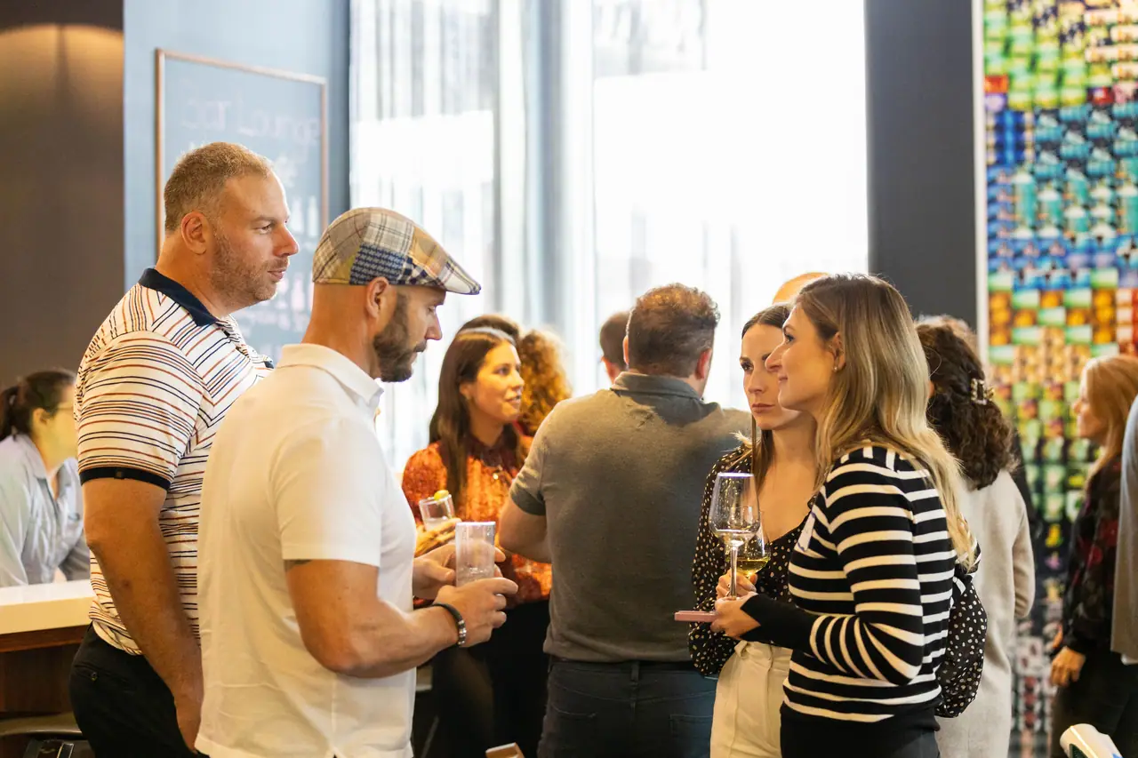 Échanges entre entrepreneurs lors d’un événement ActionCOACH Performance
