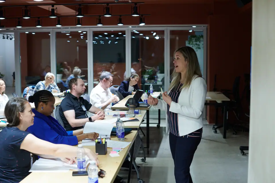 Catherine Lavoie anime un atelier CroissanceCLUB devant des entrepreneurs à Brossard
